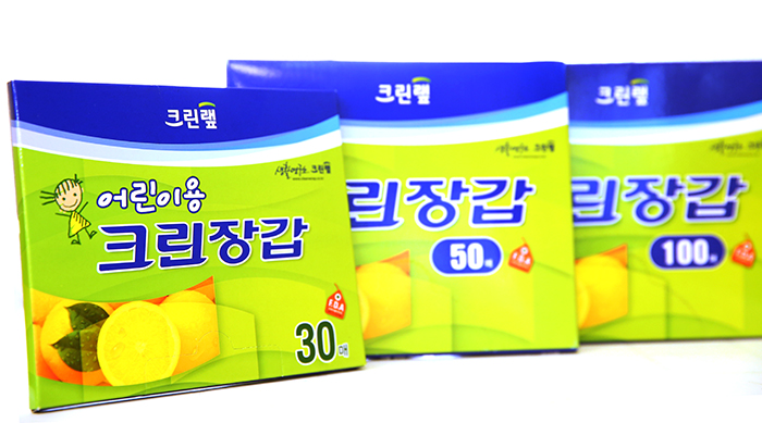 크린장갑은 FDA 승인 원료를 사용하여 환경호르몬이 발생되지 않고 재질이 두껍고 튼튼하여 여러 번 사용이 가능하다.