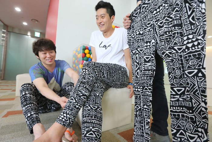 남자 모델이 냉장고 바지를 착용하고 있다. 냉장고 바지는 성별, 나이에 상관없이 누구나 입을 수 있다.