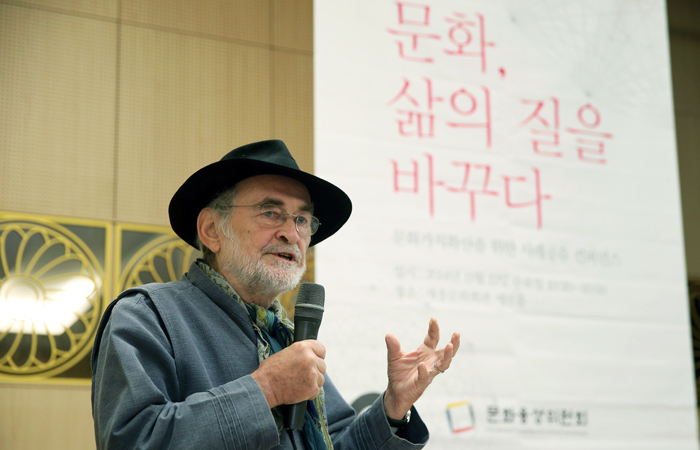 베르너 사세 박사가 12일 ‘문화가치확산 컨퍼런스’에 참석해 ‘낯설게 보기를 통한 지역문화의 재해석’이란 주제로 발제하고 있다. 