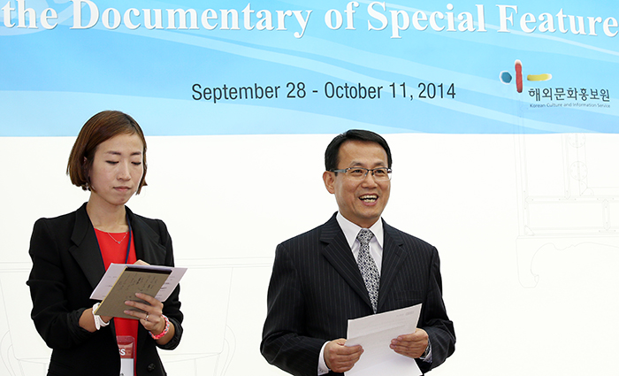 6일 해외문화홍보원의 권영섭 외신협력과 과장이 방한 언론인들에게 인사말을 하고 있다. 