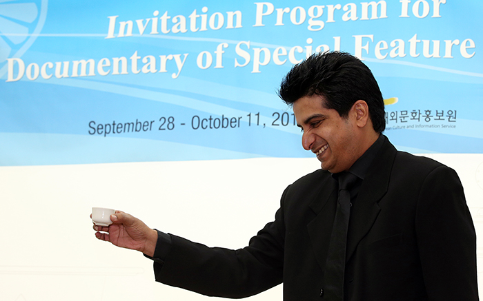 인도의 NDTV 토테토디(Adarsh Thottetodi) 아다쉬 크리에이티브 디렉터인가 건배제의를 하고 있다. 