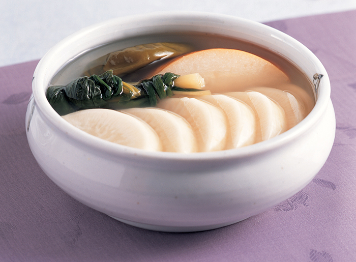 동치미는 겨울에 소금에 절인 무로 만드는 물김치의 일종으로 맵거나 짜지 않아 누구나 즐길 수 있다. 유자, 잣, 배, 사과 등 다양한 재료를 넣기도 하며 국물에 국수를 말아 먹기도 한다.