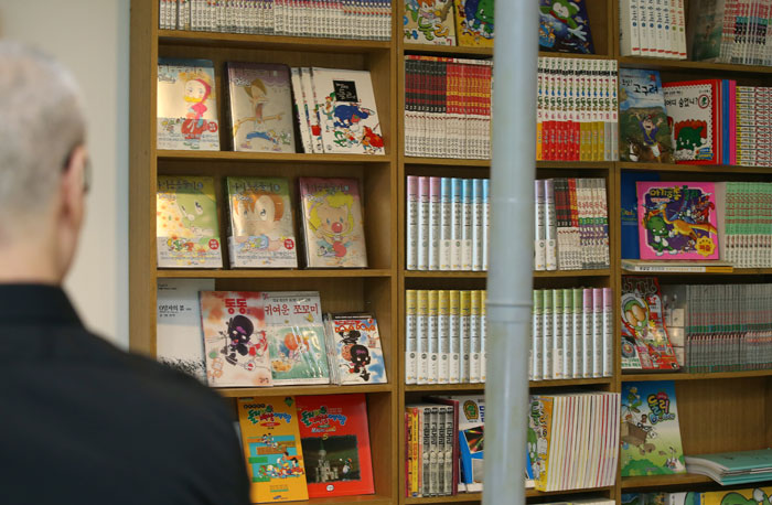 둘리뮤지엄에 재현된 작가의 실제 작업실에는 ‘아기공룡 둘리’ 외에도 김수정 작가의 다양한 작품이 전시되어 있다.