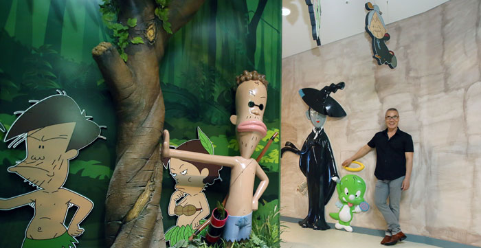 사진 왼쪽은 둘리가 고길동, 그의 아내 박정자와 이웃집 마이콜을 아마존 정글에 보낸 에피소드의 한 장면이다. 오른쪽의 조형물에는 둘리가 저승사자에게 끌려가는 장면이 재현됐다.