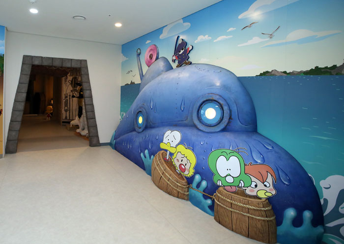 둘리뮤지엄에는 둘리의 주요장면을 실재로 재현한 전시관이 여러 곳 조성되어 있다. 몸이 작아진 둘리와 도우너, 희동이, 또치 등이 풀밭에서 사마귀에게 쫓기고 있는 장면(윗사진), 둘리와 친구들이 식인종에게 잡아먹힐 뻔한 에피소드와 유령 잠수함에 타게 되는 장면 등이 방문객들의 흥미를 유발한다