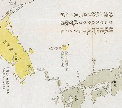 일본의 ‘삼국접양지도’에 한반도와 동일하게 황색으로 채색돼 있는 ‘독도’ (중간). 그 왼쪽에는 ‘조선의 소유다’라고 적혀있다. 