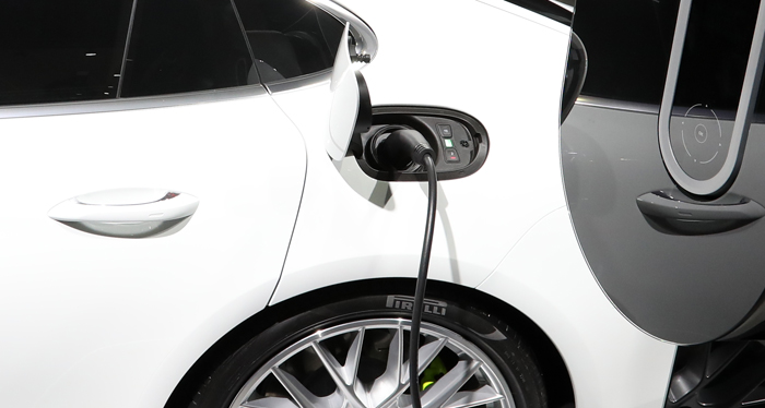 환경부가 29일 평창 동계올림픽 개막을 앞두고 수도권과 강원도를 연결하는 고속도로 휴게소 및 강원도 내 전기차 충전시설에 대한 긴급점검을 실시한다고 밝혔다. 사진은 지난 2017년 서울모터쇼에서 공개된 전기차의 충전모습.