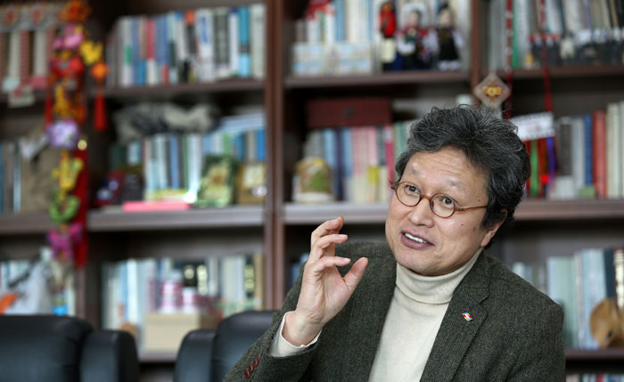 国立民俗博物馆馆长千镇基强调,博物馆应该成为大家都可以来玩的轻松的空间,展览不应该是用大脑,而应用心来感受。