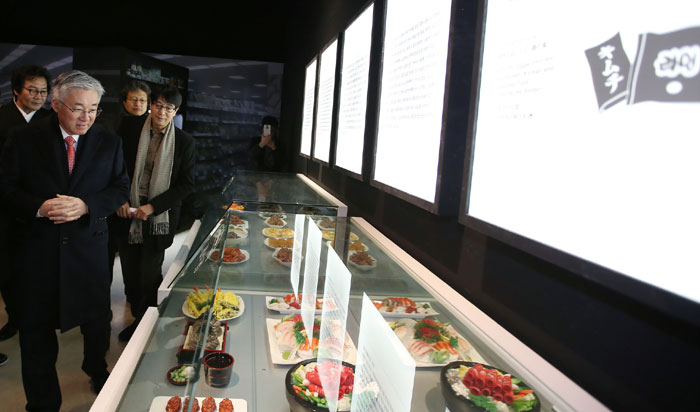 介绍韩日两国饮食文化的饭桌之交展可以现场品尝美食,展览将持续到2月29日。照片是7日参观展览的游客。