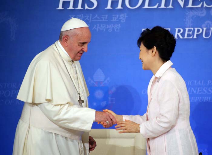 박 대통령은 환영 연설에서 한반도 평화의 중요성을 강조하고 