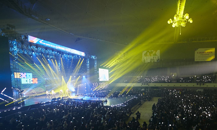 ‘K-drama festa IN 平昌’演唱会在18日江原道江陵平昌龙平巨蛋体育场举行。本次活动是为了纪念离举办有一年的平昌冬奥会。图为EXO的Chen，伯贤，秀珉 （CBX）正在演唱的现场。