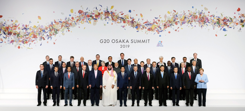 문재인 대통령(첫 줄 오른쪽에서 세 번째)이 28일 일본 오사카 인텍스에서 열린 주요 20개국(G20) 정상회의에 참석해 주요 국가 정상 및 국제기구 대표들과 함께 기념촬영을 하고 있다.