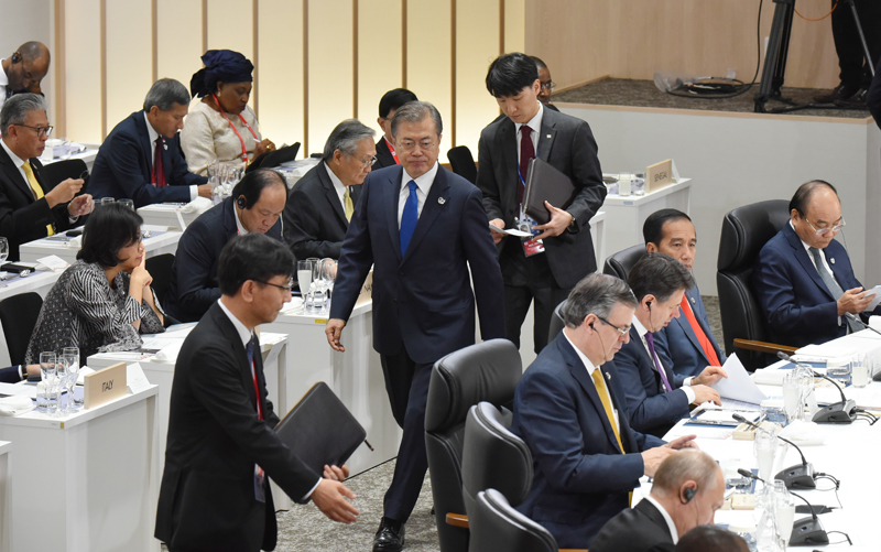 문재인 대통령이 28일 일본 오카 인텍스에서 열린 주요 20개국(G20) 정상회의장으로 입장하고 있다.