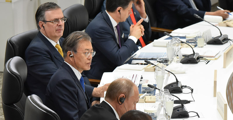 문재인 대통령이 28일 일본 오사카 인텍스에서 열린 주요 20개국(G20) 정상회의에 참석한 가운데 아베 신조 일본총리의 모두 발언을 듣고 있다.