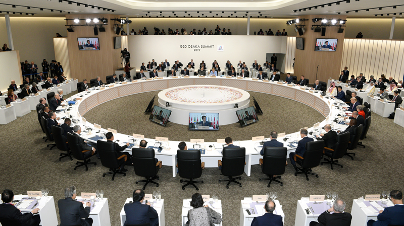 문재인 대통령이 28일 일본 오사카인텍스에서 열린 주요 20개국(G20) 정상회의에 참석한 가운데 의장국인 일본의 아베 신조 총리가 모두 발언을 하고 있다.