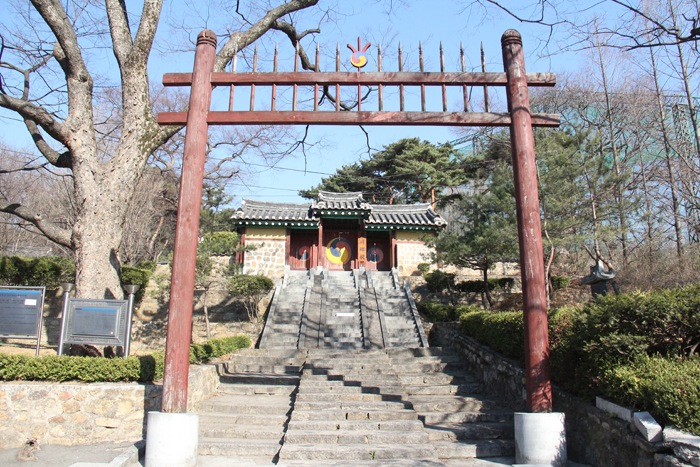 관악산 등산로 제1코스 초입에 있는 과천향교는 조선시대의 공립 지방 교육기관으로 1690년에 지어졌다가 1996년에 복원됐다. 