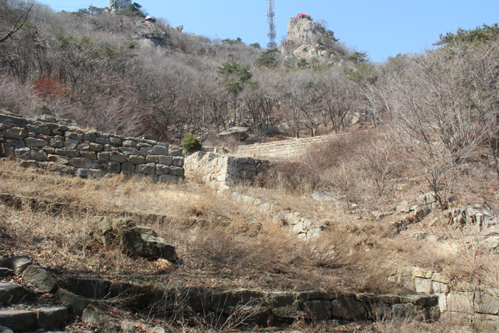 현재의 연주암 위치에 옮겨오기 전의 관악사터 