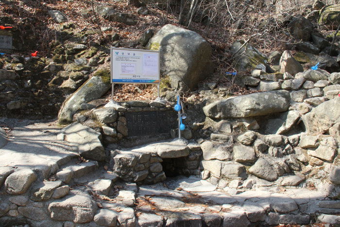과천시청 뒤편에서 오르는 등산로에는 약수터가 두 군데 있다. 물이 시원하고 깨끗해 마시기에 좋다. 
