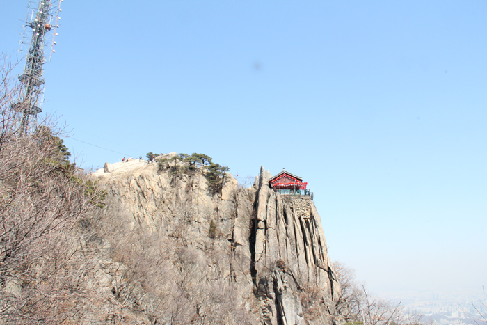 연주암에서 300m 정도 가파른 계단을 오르면 도달할 수 있는 연주대는 관악산 최고봉인 연주봉(629m) 절벽 위에 지어졌다. 