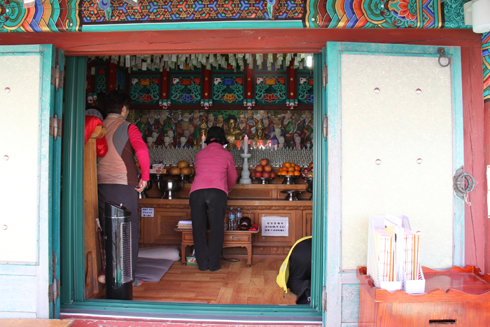 연주대에는 불교신자들의 발길이 계속 이어졌다. 