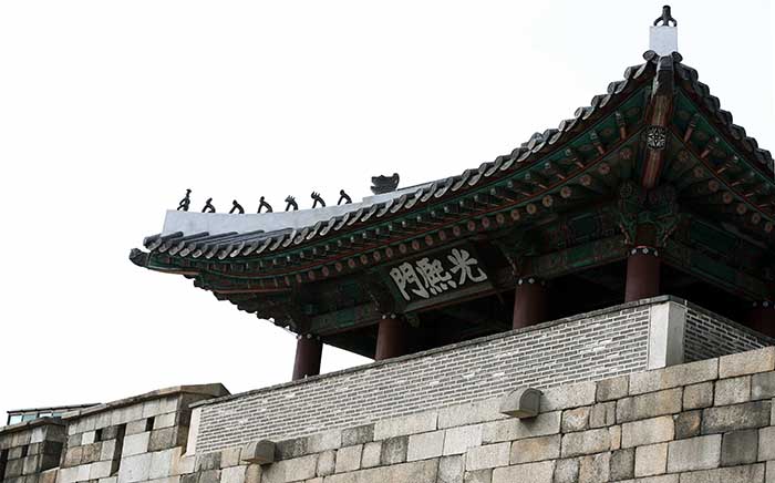 1719년 광희문이란 편액이 붙여진 광희문은 시구문, 남소문으로 불리기도 했다. 조선시대 서울성곽 내, 즉 수도 한양에 살고 있던 사람들이 사망하게 되면 거치게 되었던 광희문은 조선시대 서민들의 애환이 깃든 문이기도 하다. 전한 기자