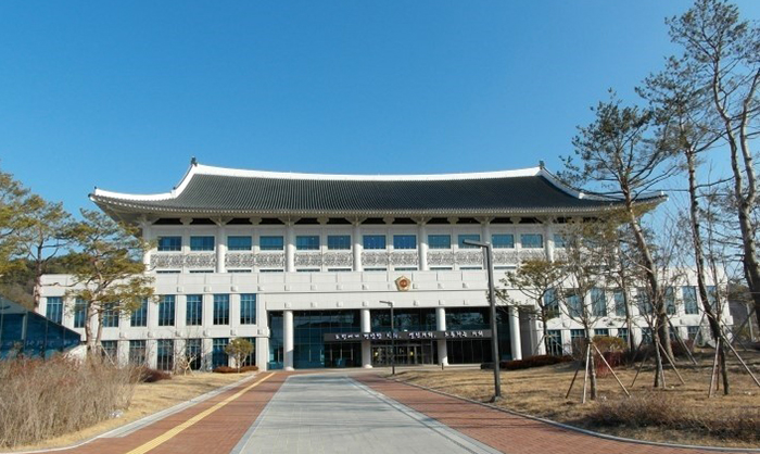 22日,庆尚北道新政府大楼搬至安东市丰川面,新政府大楼屋顶使用传统黑瓦更添韩国魅力。