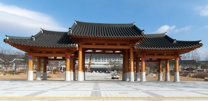 庆北道厅新政府大楼正门——“庆和门”,象征着庆北道民的和合。