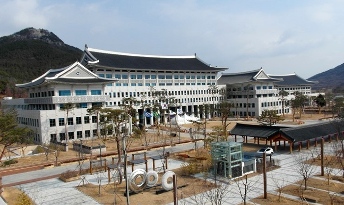 庆北道厅新政府公楼后海拔332米的剑舞山。