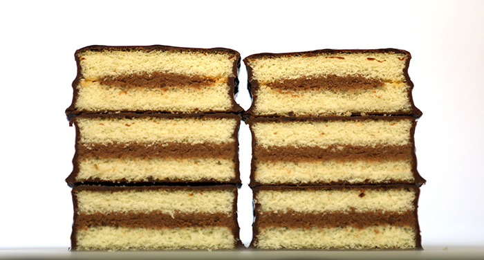 초콜릿으로 코팅된 정사각형 케익인 오예스는 부드러운 케익 안에 달콤한 초콜릿 크림이 촉촉한 수분감과 부드러운 식감을 선보인다. 사진은 오예스의 단면. 