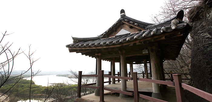 함안군 악양루는 남강과 둑방길이 어우러진 탁 트인 전경을 자랑한다. 