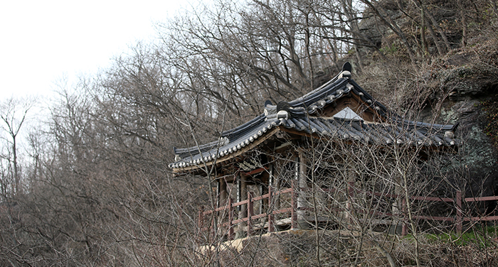 남강 주변의 나무에 아직 새싹이 돋아나지 않은 지난달 27일 앙상한 가지 사이로 강변 절벽에 자리잡은 악양루가 담담히 서있다. 