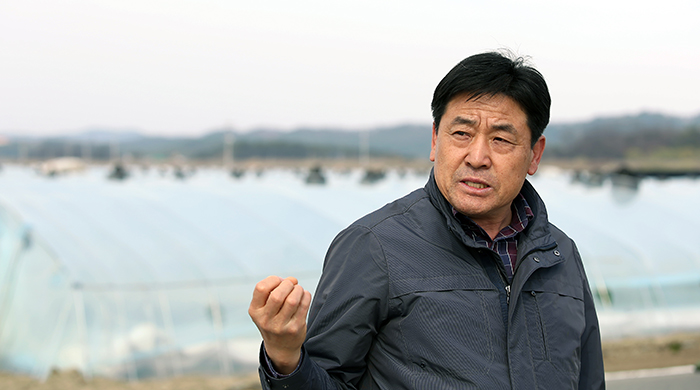함안군농업기술센터의 유수필 농촌지도관이 함안수박과 시설농가의 특징에 대해 설명하고 있다. 