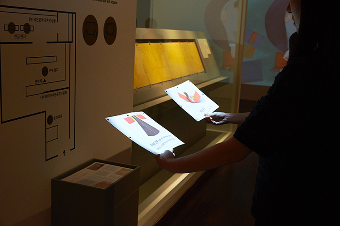 전시장에는 증강현실(AR) 기술이 탑재된 태블릿PC 등 시청각 기기들이 비치되어 편지 등 전시품의 주요 내용을 자료 원문과 함께 관람할 수 있다. 순원왕후의 편지를 태블릿PC로 읽는 모습(위), 덕온공주의 혼수 발기 영상을 감상하는 모습.