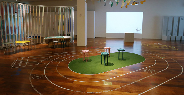 ‘슬기롭게 사이좋게’ 전시장 안에 마련된 오감 체험 공간에서는 관람객들이 직접 놀이와 독서 등을 통해 초등학교 교과서의 내용을 경험해볼 수 있다.