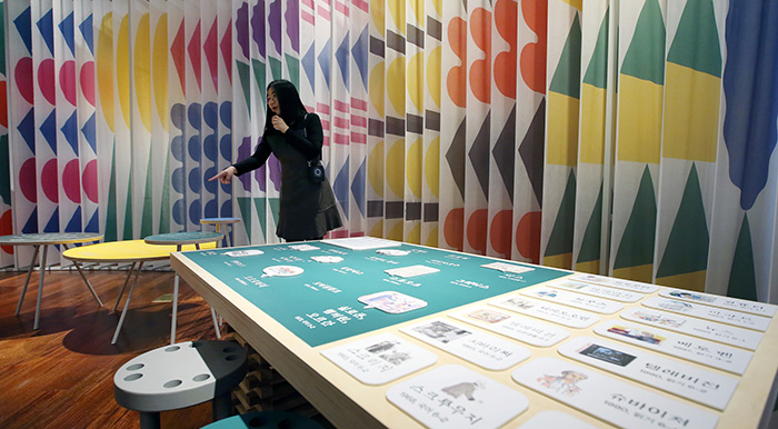 학예연구사가 초등학교 교과서에 나타난 외래어의 표기 변화를 설명하고 있다. 슬기롭게 사이좋게’ 특별전에서는 외래어 표기 등 시대에 따라 교과서에 다르게 나타난 한글의 변화에 대해서도 소개한다.