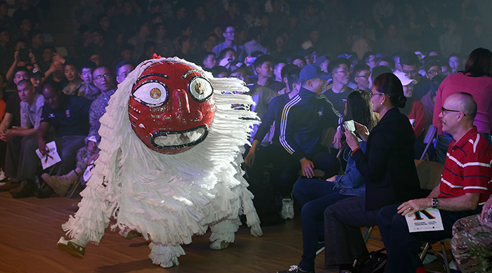 21日举行的“你好，Mr.K!”演出中，广开土四物戏在展现狮子舞。