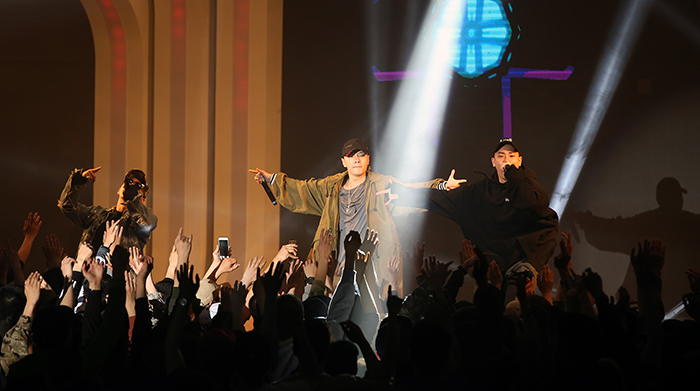 嘻哈组合AOMG使“你好，Mr.K!”演唱会氛围推向高潮。