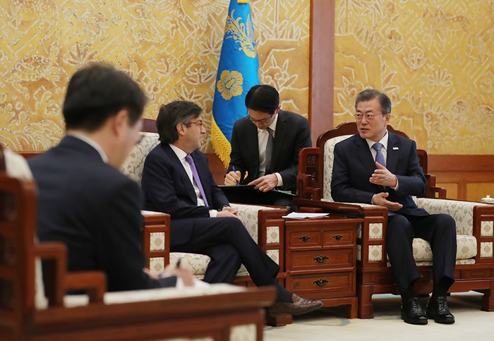 문재인 대통령(오른쪽)이 5일 청와대에서 루이스 알베르토 모레노 미주개발은행 총재를 접견하고 있다.