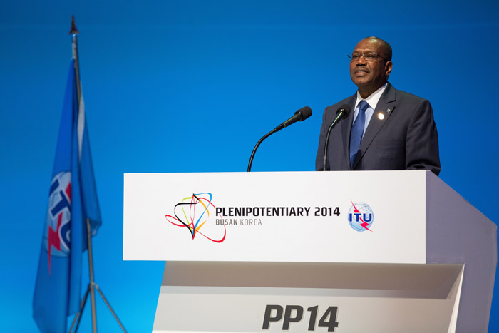 최양희(사진 위) 미래창조과학부 장관과 하마둔 뚜레 ITU 사무총장이 폐막식에서 연설하고 있다. 