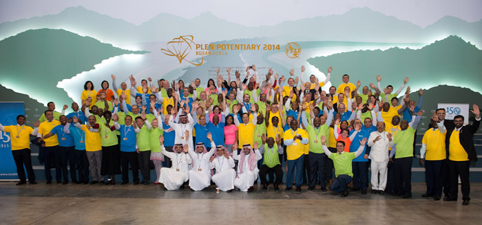 ITU 전권회의 폐막에 앞서 기념촬영에 응한 참가자들. 