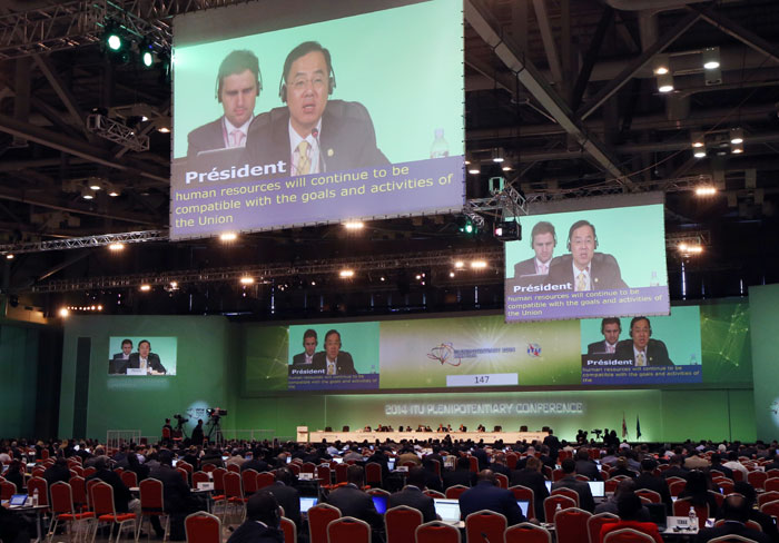 민원기 국제전기통신연합(ITU) 전권회의 의장이 부산 벡스코에서 ITU 전권회의 분과위원회가 제출한 안건을 의결하기 위한 본회의를 주재하고 있다. 