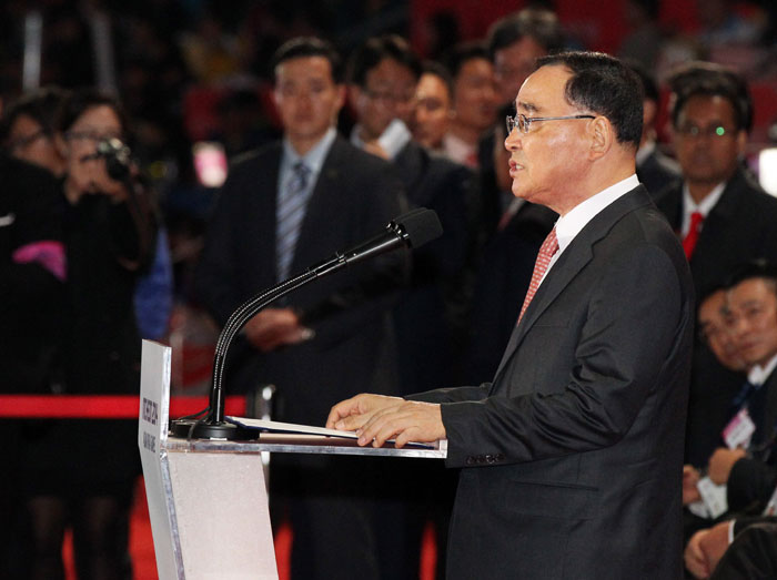 18일 인천시 남구 문학경기장에서 열린 2014인천장애인아시안게임 개막식에서 정홍원 국무총리가 대회 개막을 선언하고 있다. 