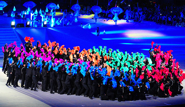 2014 인천 장애인 아시안게임 개회식에서 무용수들이 모여 대회 로고를 형상화한 공연을 선보이고 있다.