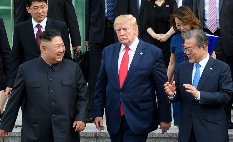 6月30日，韩国总统文在寅在板门店自由之家前与美国总统唐纳德•特朗普、朝鲜国务委员长金正恩亲切交谈。