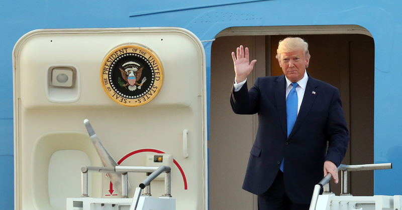 6月29日，美国总统唐纳德•特朗普抵达乌山空军基地，向前来欢迎的人士挥手致意。特朗普在抵达韩国之前推特发文表示，希望在板门店与朝鲜国务委员长金正恩会面。韩宣网记者全汉 摄