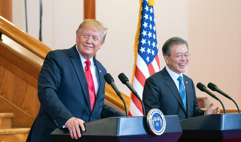 6月30日，韩国总统文在寅和美国总统唐纳德•特朗普在青瓦台举行共同记者会。文在寅在当天的发言中正式宣布了特朗普与朝鲜国务委员长金正恩的会面。图片来源：美国白宫