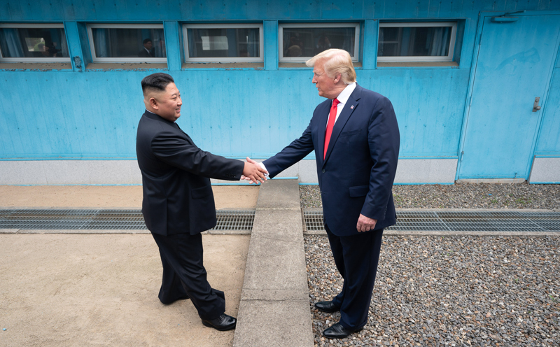 6月30日，美国总统唐纳德•特朗普和朝鲜国务委员长金正恩隔着板门店军事分界线握手致意。这让人联想起2018年文在寅和金正恩的首次会面。图片来源：美国白宫