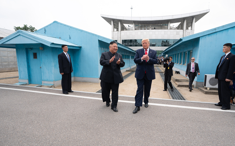 6月30日，美国总统唐纳德•特朗普和朝鲜国务委员长金正恩在板门店军事分界线会面。互相问候后，两人一起走向朝方一侧。特朗普作为首位踏上朝鲜土地的美国总统，与金正恩一起步行二十步，面向韩方一侧的记者。图片来源：美国白宫