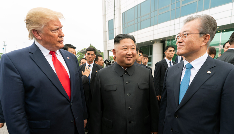 6月30日，美国总统唐纳德•特朗普和朝鲜国务委员长金正恩在板门店韩方一侧的自由之家进行首脑会晤之前握手。图片来源：美国白宫