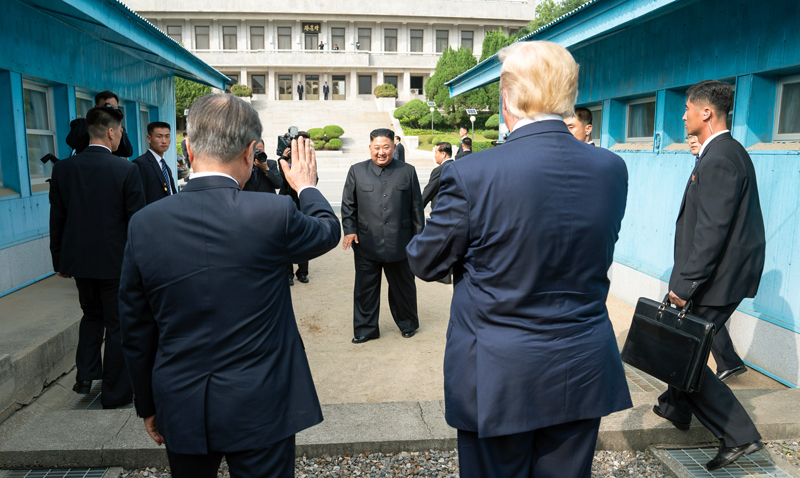 6月30日，韩国总统文在寅和美国总统唐纳德•特朗普在板门店军事分界线前，目送结束具有历史意义的板门店朝美会晤后正要回国的金正恩。图片来源：美国白宫